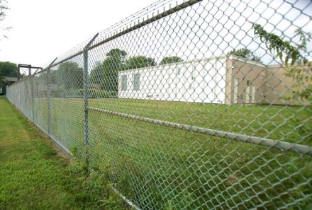 Chin link with angled barb wire
